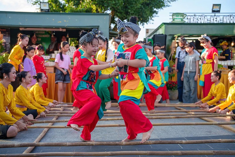 Nhiều hoạt động vui nhộn trong chợ lá Bà Đen. Ảnh: Sun World Ba Den Mountain