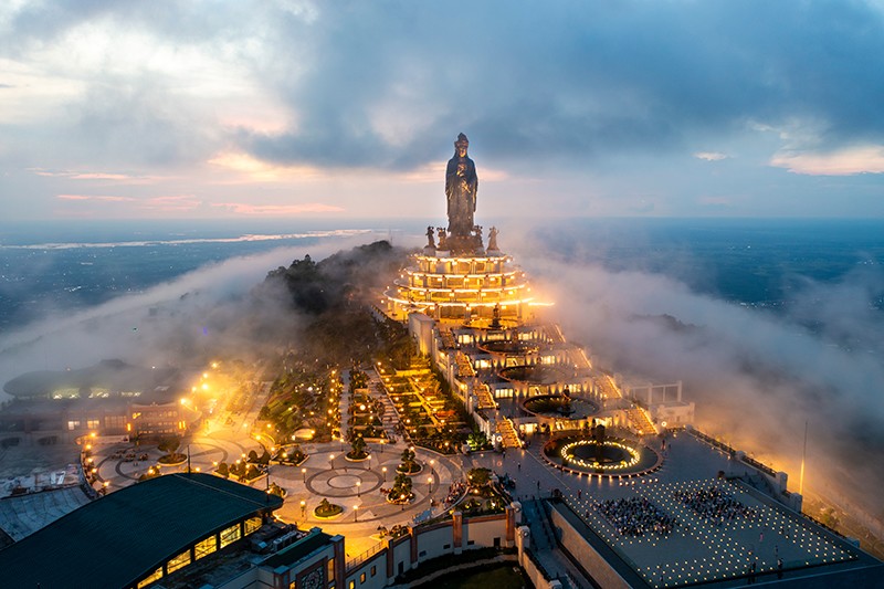 Đỉnh núi Bà Đen bồng bềnh trong mây vào buổi chiều tối. Ảnh: Sun World Ba Den Mountain
