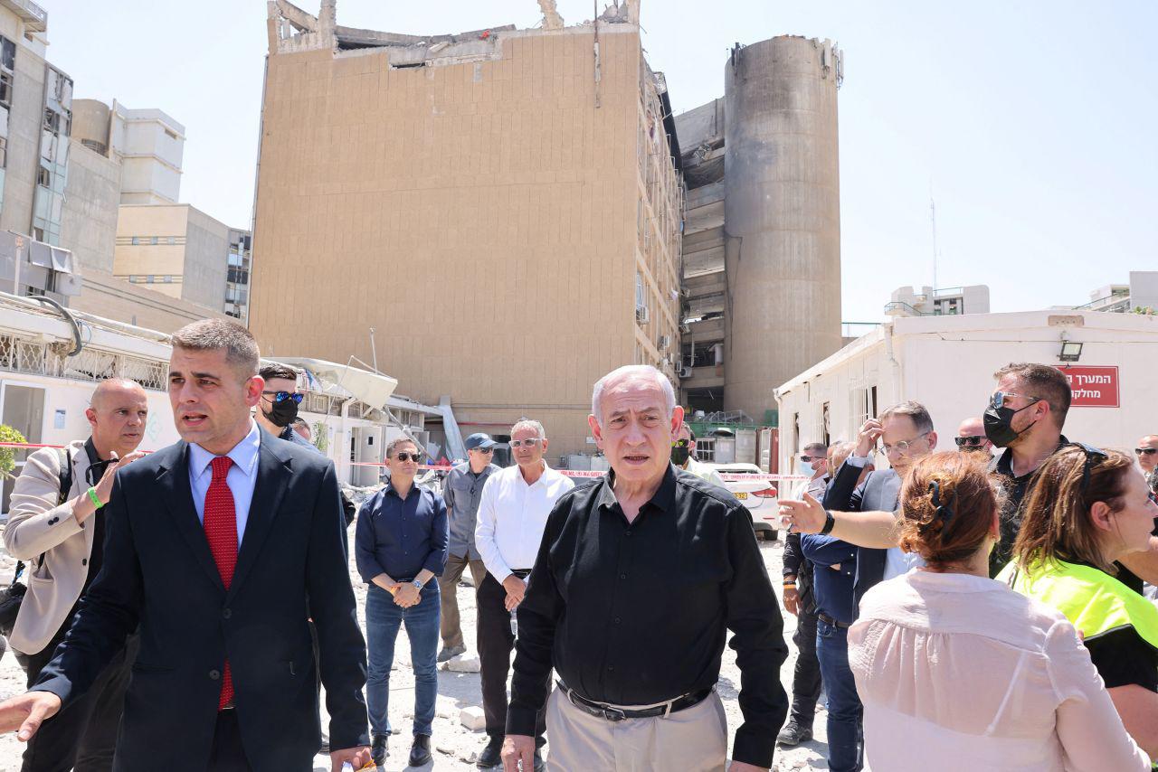 Thủ tướng Israel Benjamin Netanyahu đến thăm Bệnh viện Soroka&nbsp;(ảnh: Reuters)
