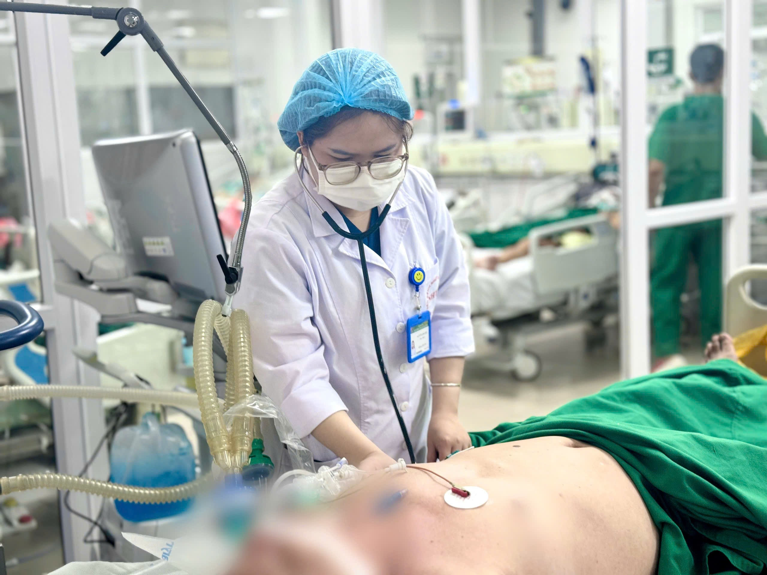 Bác sĩ thăm khám cho bệnh nhân. 