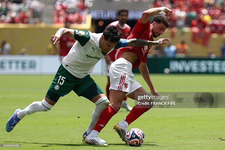 Trận đấu giữa Palmeiras (áo xanh trắng) và Al Ahly diễn ra căng thẳng