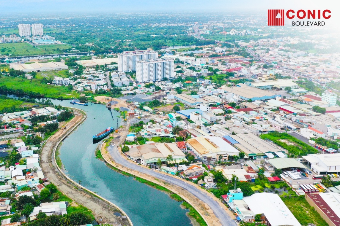 Tuyến đường ven kênh cạnh Conic Boulevard đang hoàn thiện - Ảnh: Conic