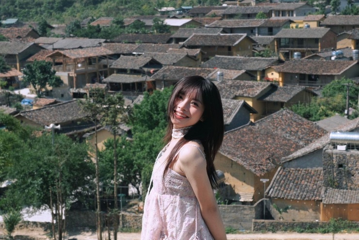 Giữa không gian trong lành và yên tĩnh, cả nhóm dành gần nửa ngày để nghỉ ngơi, chụp ảnh, tắm suối và thưởng thức các món ăn đặc sản như cá suối nướng, gà bản hấp lá mắc mật. Không gian ở Mế khiến ai cũng có cảm giác như đang “trốn phố”, được sống chậm và hít thở thiên nhiên một cách trọn vẹn. Ảnh Hoàng Yến