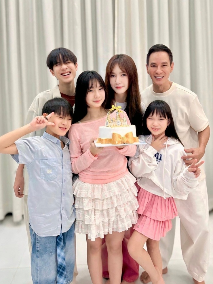 Mới đây, gia đình Lý Hải - Minh Hà đã tổ chức tiệc sinh nhật tuổi 12 cho ái nữ Cherry. Trên trang cá nhân, đạo diễn Lý Hải vui mừng gửi lời chúc mừng sinh nhật con gái. Nam đạo diễn dành lời thương yêu trong ngày đáng nhớ của con: "Dù con có bao nhiêu tuổi nhưng con mãi là em bé của ba như ngày nào".