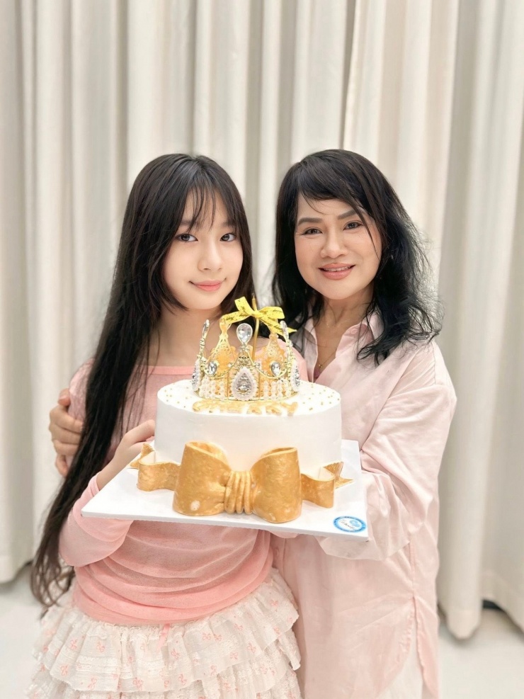Mẹ ruột của Minh Hà cũng có mặt trong buổi tiệc sinh nhật của cháu ngoại. Dù đã ở độ tuổi U70, bà Nguyễn Như Ý gây "sốt" với hình ảnh trẻ trung, sành điệu.