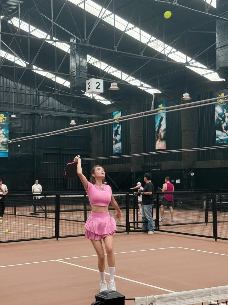 Pickleball, bộ môn thể thao kết hợp giữa tennis, cầu lông và bóng bàn, đã trở thành một phần không thể thiếu trong lịch trình của Khánh Chi.
