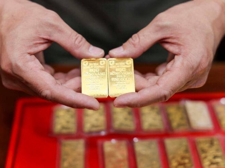 Nóng nhất trong ngày: Giá vàng sụt giảm; Giá xăng dầu bật tăng dữ dội