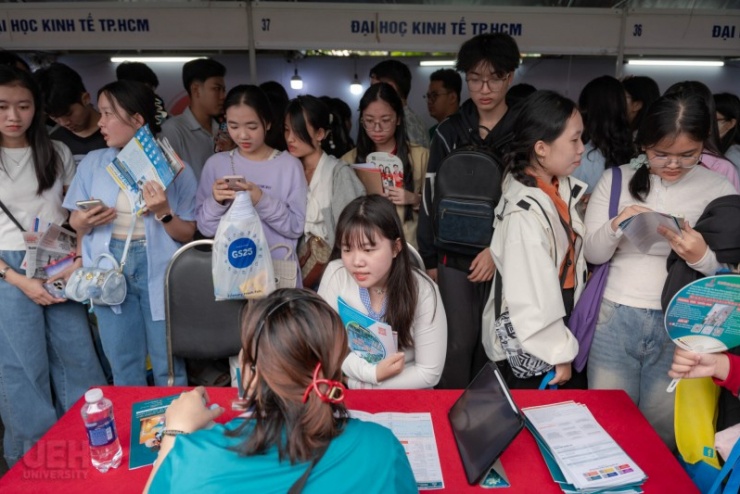 Đông đảo học sinh đến tìm hiểu thông tin tuyển sinh đại học năm 2025 tại Ngày hội tư vấn tuyển sinh - hướng nghiệp TP Hồ Chí Minh.