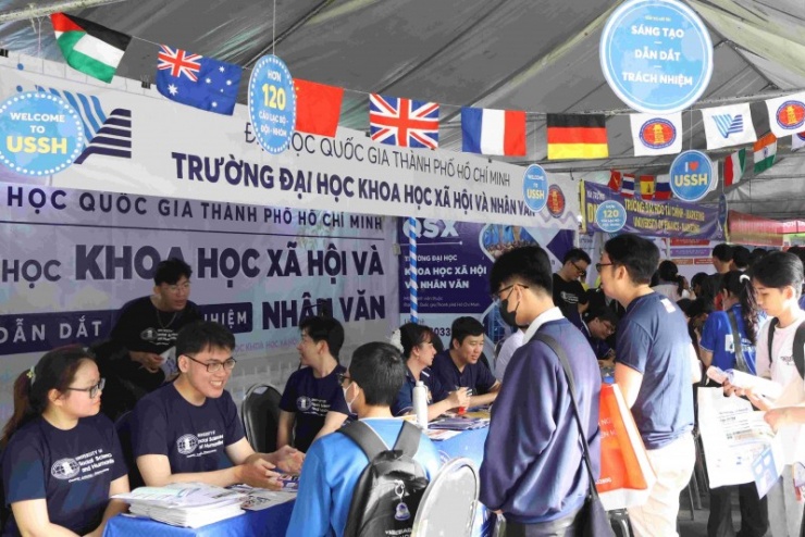 Các thí sinh tìm hiểu về trường đại học để chọn ngành.