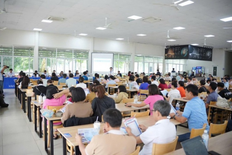 Phụ huynh được trường đại học giới thiệu các thông tin tuyển sinh và như giải đáp thắc mắc trong lựa chọn ngành nghề cho thí sinh.