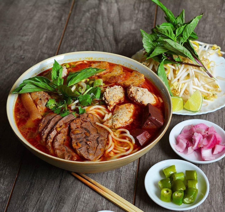 Trong món đặc sản bún bò Huế, húng quế góp phần làm tăng hương vị đậm đà cho món ăn nổi tiếng này. Ảnh: Crystalbay
