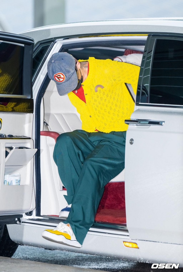 G-Dragon đến sân bay Incheon trong chiếc siêu xe màu trắng cực kỳ hoành tráng