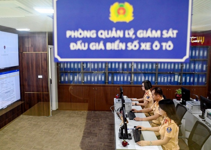 Các phiên đấu giá biển số xe ô tô đã thu hút rất đông người dân tham gia và thu về ngân sách nhà nước số tiền rất lớn.&nbsp;&nbsp;
