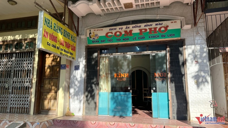 Bà Nguyễn Thị Màu "tố" 14 đơn vị của huyện Bảo Yên nợ tiền ăn quán bà 450 triệu đồng trong hơn 10 năm nay vẫn chưa trả. Ảnh: Đức Hoàng