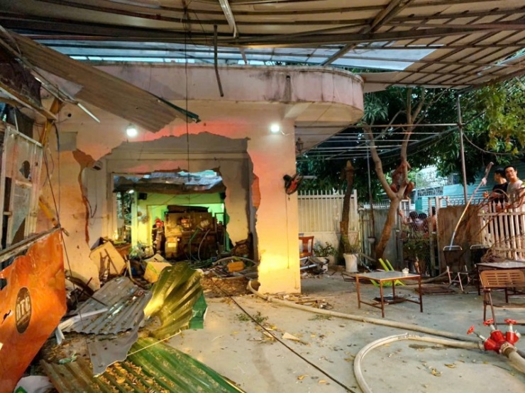 Chiếc xe tải lao thẳng vào bên trong căn nhà.