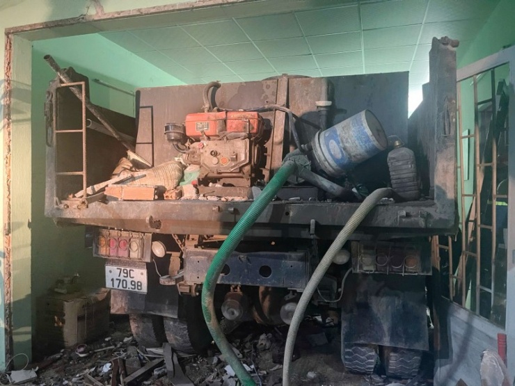 Sau khi gây tai nạn, xe tải nằm sâu bên trong căn nhà.