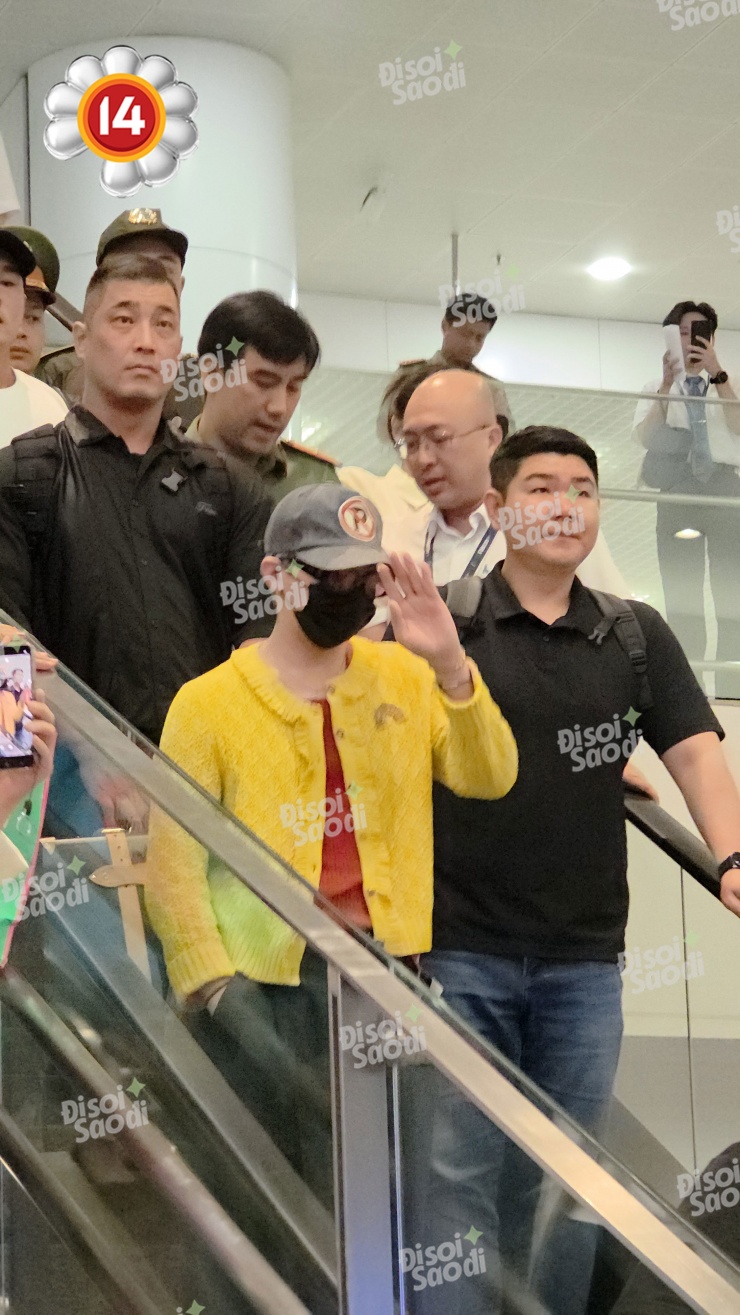 ĐÂY RỒI: G-Dragon đã xuất hiện, cả Nội Bài bùng nổ! - 1