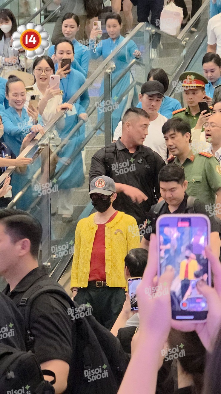 ĐÂY RỒI: G-Dragon đã xuất hiện, cả Nội Bài bùng nổ! - 3