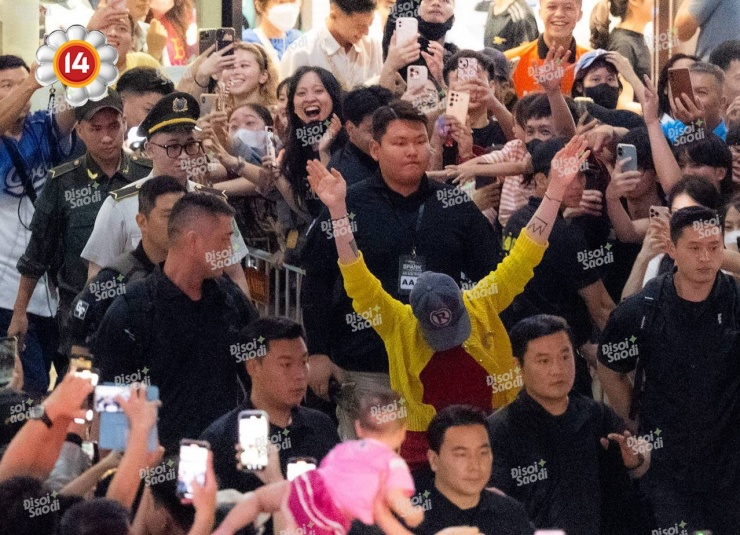 Chưa biểu diễn tại Mỹ Đình, G-Dragon đã có mini concert ngay tại sân bay Nội Bài