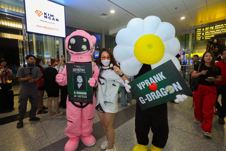 Chỗ nào cũng thấy hoa cúc khuyết cánh - biểu tượng của G-Dragon