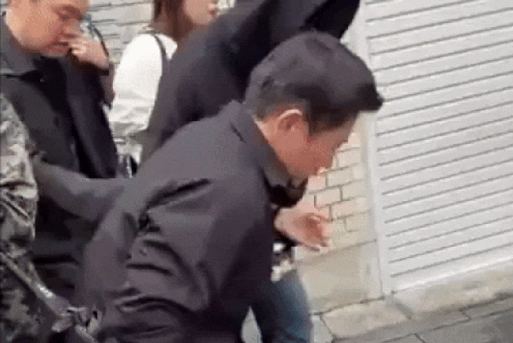Châu Kiệt Luân ' già khọm ' , đi lại khó khăn