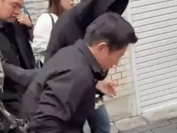 Châu Kiệt Luân 'già khọm', đi lại khó khăn