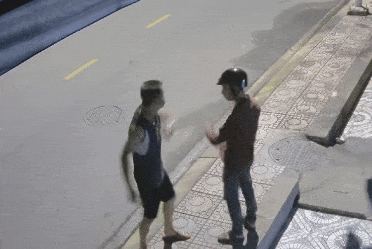 [CLIP] Thanh niên vô cớ bị người đàn ông  tung cước 