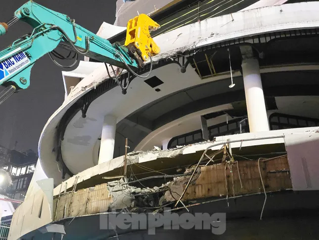 Hà Nội bắt đầu phá dỡ tòa nhà Hàm cá mập - 7