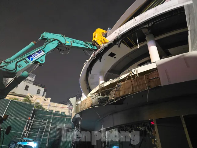 Hà Nội bắt đầu phá dỡ tòa nhà Hàm cá mập - 2
