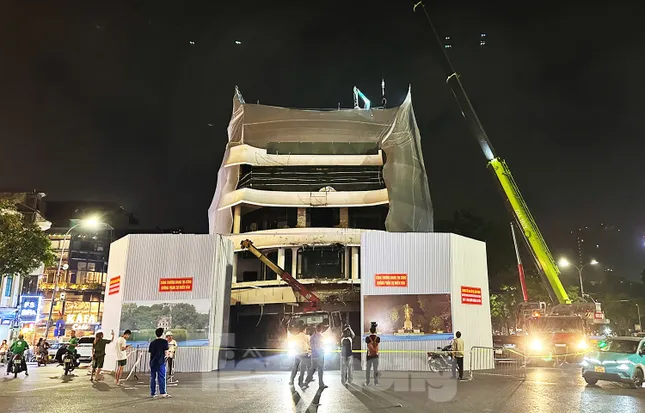 Hà Nội bắt đầu phá dỡ tòa nhà Hàm cá mập - 1