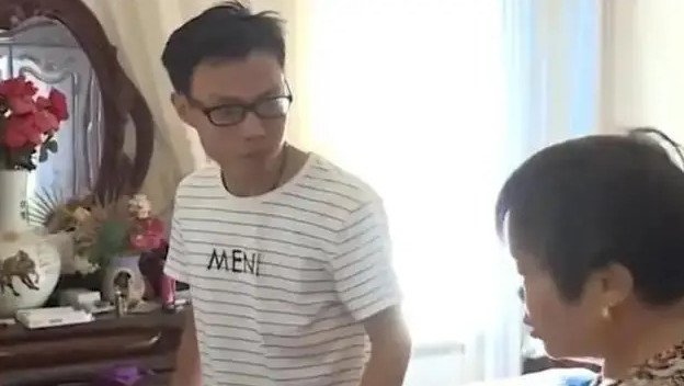 "Em bé" 37 tuổi được mẹ chăm sóc từng chút một. Ảnh: 163