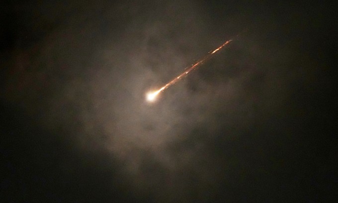 Tên lửa trên bầu trời thành phố Jerusalem sáng 16/6. Ảnh: AP