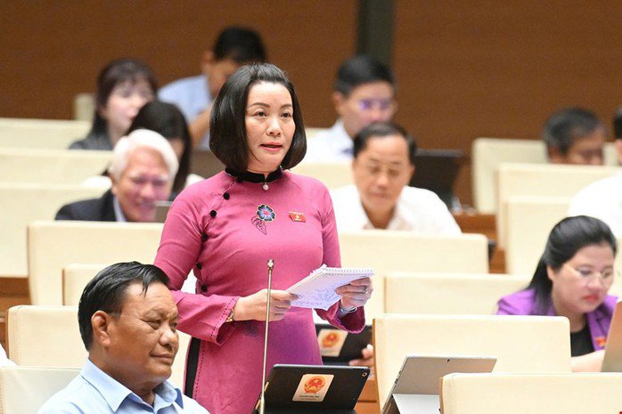 Đại biểu Nguyễn Minh Tâm chất vấn Bộ trưởng Bộ Giáo dục và Đào tạo. Ảnh: Phạm Thắng