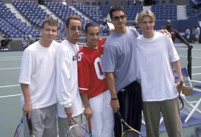 Nick Carter (phải) và các thành viên Backstreet Boys thời trẻ.