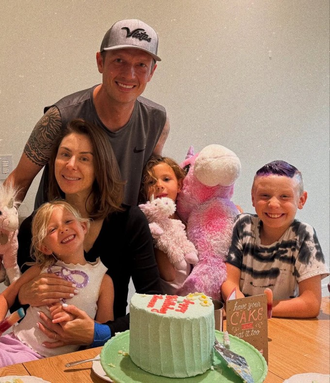 Nick Carter bên vợ con vào đầu tháng 6.