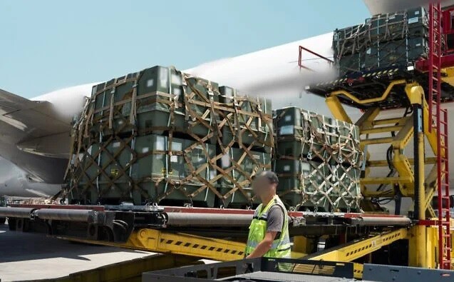 Máy bay chở thiết bị quân sự đến Israel vào ngày 19-6. Ảnh: Bộ Quốc phòng Israel