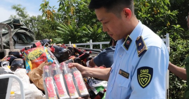Công ty có hàng ngàn chai nước mắm bị đổ bỏ ở Q...