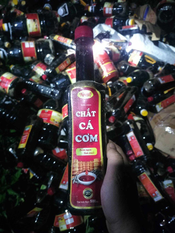 Cả ngàn chai nước mắm bị vứt bỏ trong bụi rậm ở Quảng Nam - 2