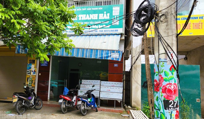 Tuy nhiên, ngay cạnh số nhà 149 là số 151 lại có biển ghi rất rõ tên Công ty CP chế biến thủy sản Thanh Hóa, có in trên các bao bì của những chai nước mắm bị vứt bỏ ở Quảng Nam. Ảnh: Tuấn Minh