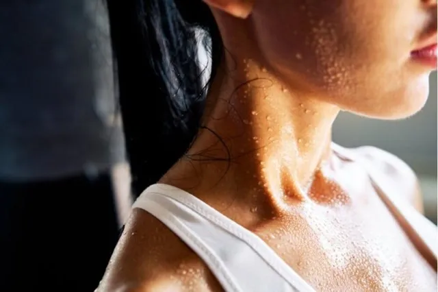 Theo một nghiên cứu, tỷ lệ mắc bệnh tăng tiết mồ hôi khoảng 1% dân số, bệnh không có tính chất di truyền nhưng có yếu tố gia đình (25-33%) và thường gặp ở người trẻ, gây trở ngại học tập, lao động và giao tiếp. Ảnh minh họa: Internet