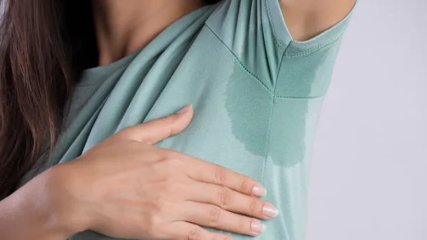 Tăng tiết mồ hôi có thể dễ dàng thấy ở tay, chân, nách hoặc mặt xảy ra trong giờ thức dậy, ít nhất một lần một tuần. Và việc đổ mồ hôi thường xảy ra ở cả hai bên cơ thể. Ảnh minh họa: Internet