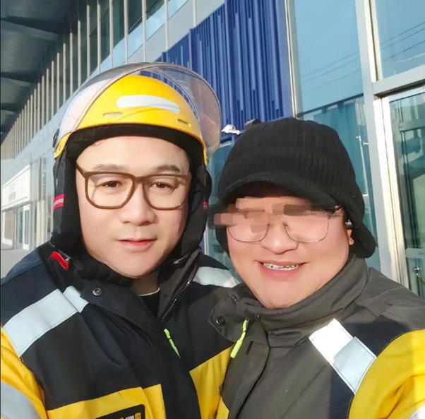 Cao Hổ vui vẻ chụp ảnh cùng người hâm mộ khi đi giao hàng.
