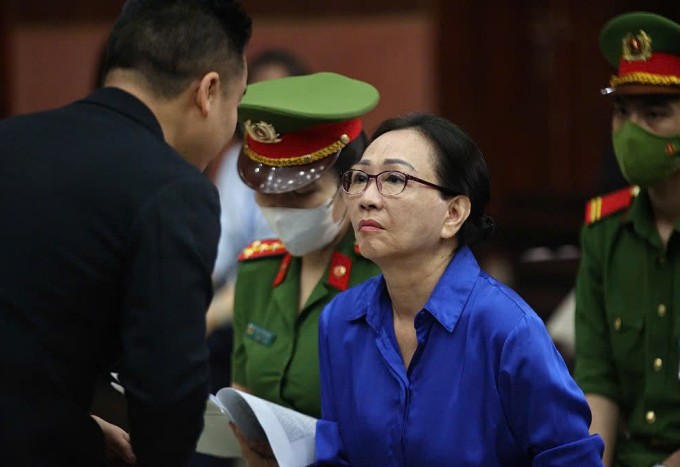 Bà Trương Mỹ Lan làm việc với luật sư Giang Hồng Thanh tại phiên tòa phúc thẩm hồi cuối năm 2024. Ảnh: Như Quỳnh