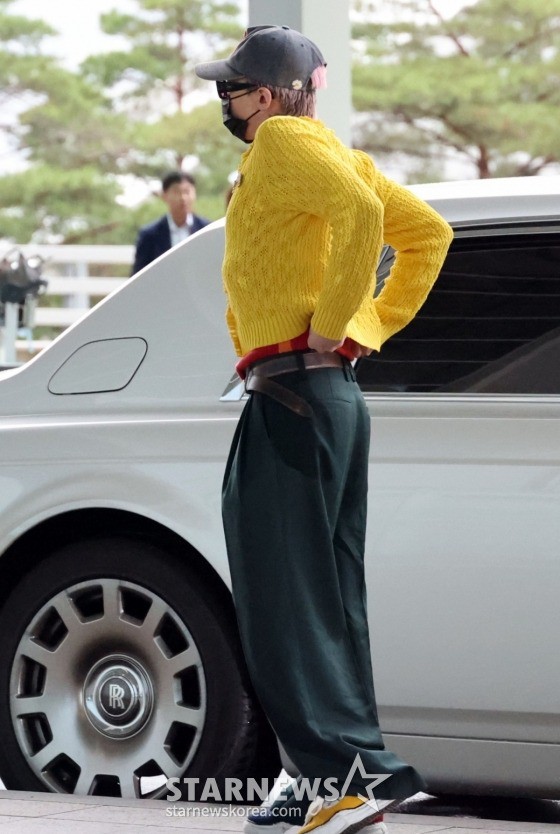 "Anh Long" thư giãn gân cốt trước khi bước vào sân bay Incheon, chuẩn bị khởi hành sang Việt Nam