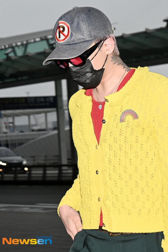Netizen không tiếc lời khen ngợi G-Dragon "cân" được trang phục kén da kén dáng đến thế này