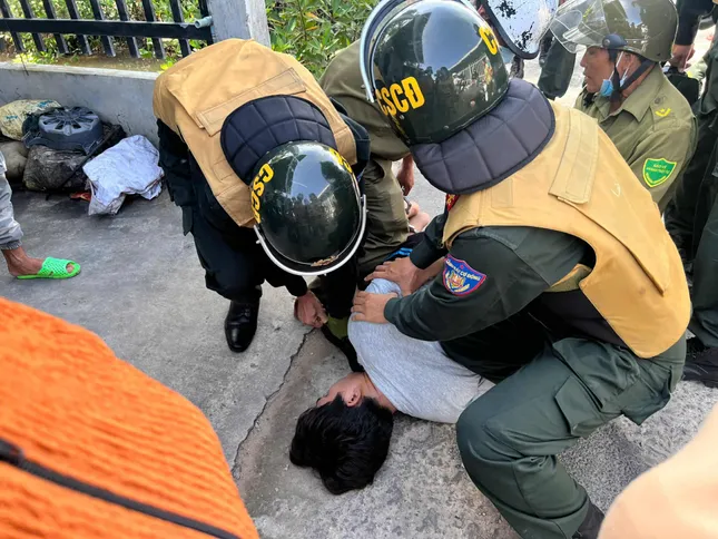 Công an khống chế, bắt giữ đối tượng Bùi Minh Lợi. Ảnh: CACM.