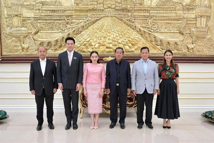 Thủ tướng Thái Lan Paetongtarn Shinawatra (thứ 3 từ trái qua) chụp ảnh cùng Chủ tịch Thượng viện Campuchia Hun Sen (thứ 4 từ trái qua), Thủ tướng Campuchia Hun Manet (thứ 2 từ phải qua) trong chuyến thăm Campuchia hồi tháng 4-2025 - Ảnh: Phnom Penh Post/Facebook