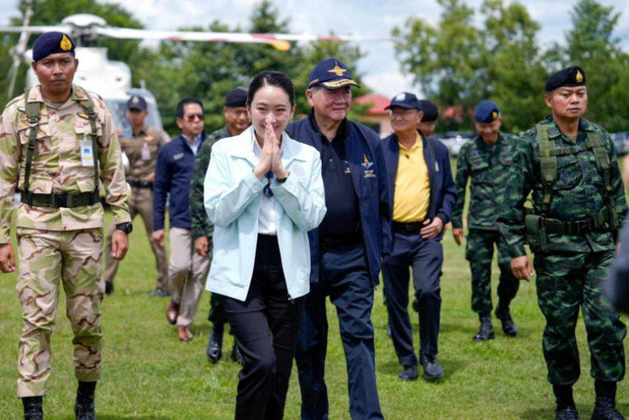 Thủ tướng Thái Lan Paetongtarn Shinawatra đi cùng Bộ trưởng Quốc phòng Phumtham Wechayachai và Tư lệnh Quân khu 2, Trung tướng Boonsin Padklang ngày 20-6. Ảnh: Phủ Thủ tướng Thái Lan