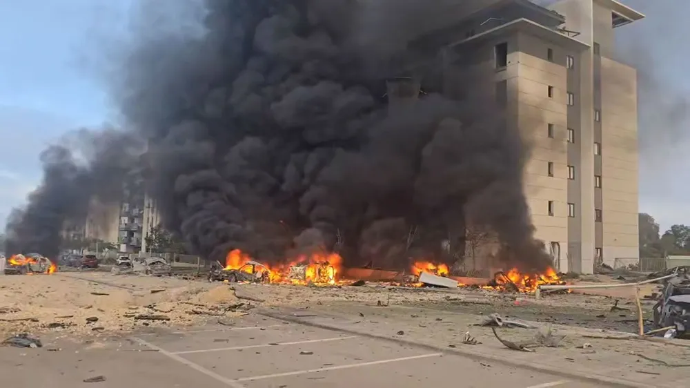 Khói bốc lên gần một công viên tại TP Beersheva (Israel) ngày 20-6. Ảnh: CNN