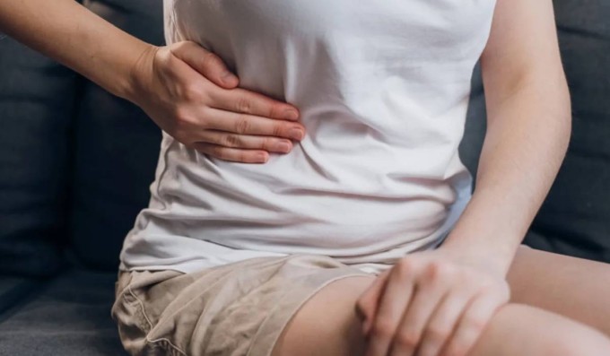 Đau tức vùng bụng trên bên phải là một trong những triệu chứng của gan nhiễm mỡ về đêm. Ảnh: Yurii Yarema